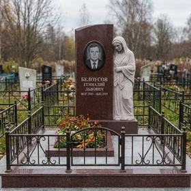 Памятник со скульптурой скорбящей матери из красного гранита