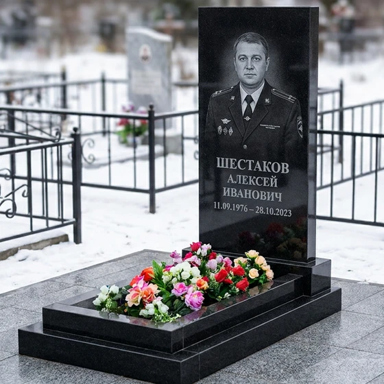Памятник офицеру полиции — строгая стела