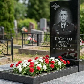 Памятник полицейскому с кокардой на цоколе