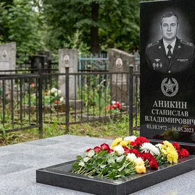 Памятник сотруднику полиции со значком