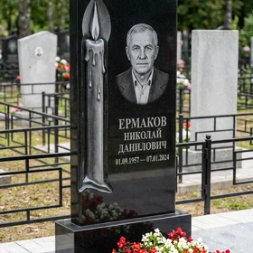 Памятник с пламенем свечи из черного габбро-диабаза