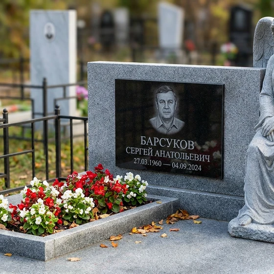 Памятник с крылом ангела из серого гранита Мансуровский с портретом