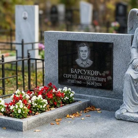 Памятник с крылом ангела из серого гранита Мансуровский с портретом