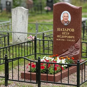 памятник с розой и портретом из красного лезниковского гранита