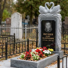 Памятник с лебедем из серого мансуровского гранита с портретом