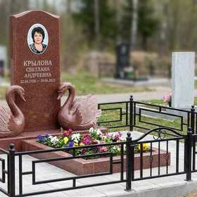 памятник с лебедем из красного гранита с портретом