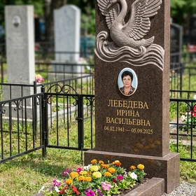памятник с лебединой парой из коричневого гранита дымовский с портретом