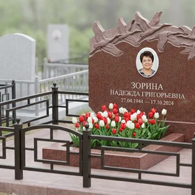 Памятник с журавлиным клином из красного гранита Лезниковский с фотопортретом