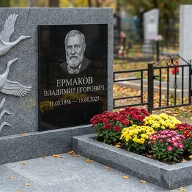 Памятник с журавлиным клином из серого гранита Мансуровский