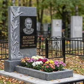 памятник с журавлями из серого гранита Мансуровский с портретом