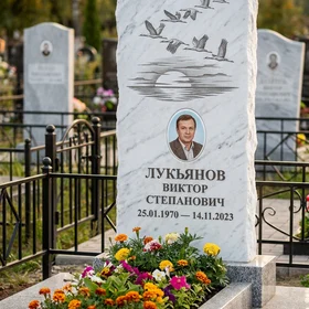 мраморный памятник с журавлями и портретом для отца