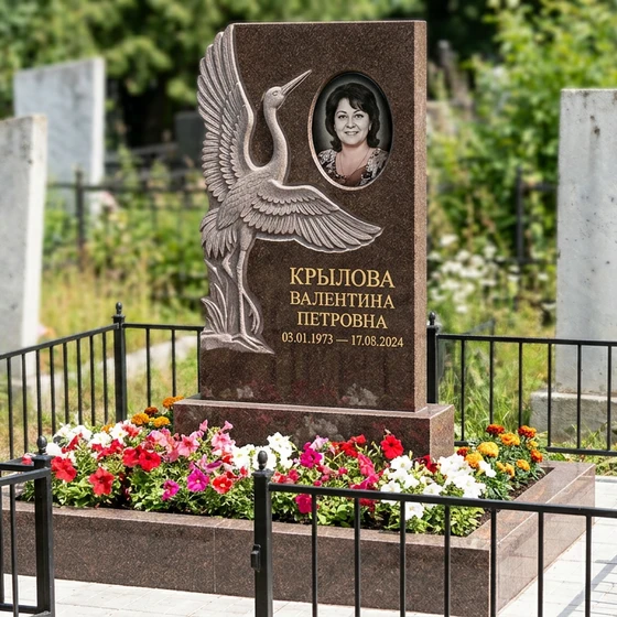памятник с журавлями и портретом из дымовского гранита с фигурной стелой