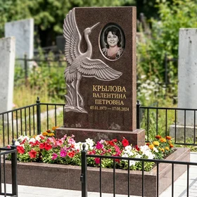 памятник с журавлями и портретом из дымовского гранита с фигурной стелой