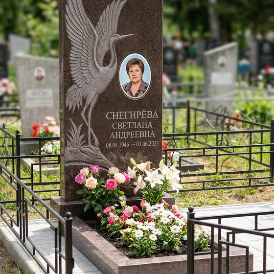 Памятник с журавлиным клином из коричневого гранита Дымовский с фотопортретом