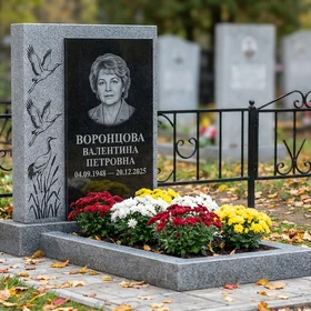 памятник с журавлиным клином из серого мансуровского гранита с портретом