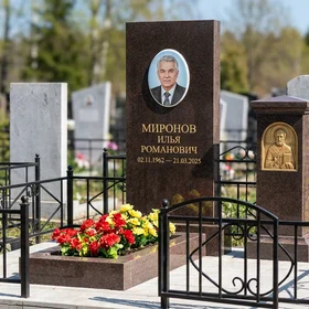 памятник с иконой и портретом из дымовского гранита с крестом