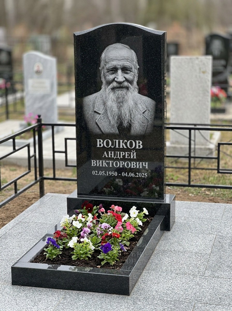 Портрет на памятнике в Ставрополе — Старый снимок восстановили, портрет по грудь — гравировка
